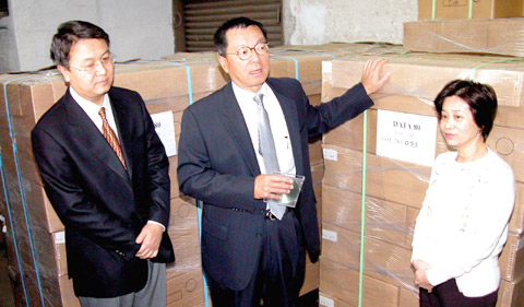 The signing of CEPA in June 2003 has played a leading role in helping Hong Kong's economy rebound and benefited thousands of businesses. Here, Dr Eden Woon, CEO of the Chamber (centre), Tang Wei, Deputy Director of the Economic Affairs Department of the Liaison Office CPG (left), and a representative from Wing Li Holdings, pose for a photo with the first historic shipment to enter China tariff free under CEPA.