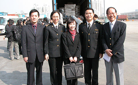Mainland and Hong Kong trade & customs officials, together with the Chamber's Senior Director, Certification, WS Chan (right), received the first historic shipment to China tariff free under CEPA on January 7, 2004. The shipment, by a HKGCC member, was covered by a Chamber CO. 