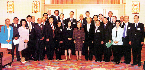 Members of the Chamber's delegation to Beijing pose for a group photo with Vice Premier of the State Council Wu Yi (front row, centre). 