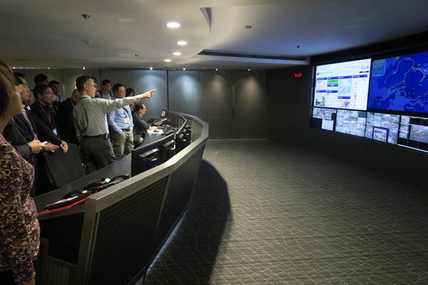 Members were inspecting the operation of Towngas Grid Control Centre