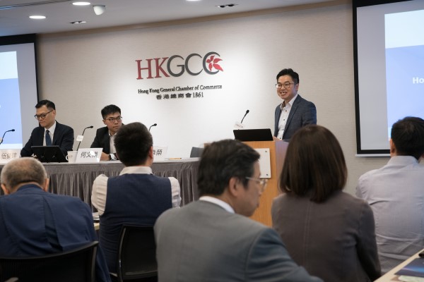 Mark Ho, System Consultant at Kingdee International Software Group (H.K.), and Henry Yeung, Vice Chairman of the Hong Kong Retail Technology Industry Association, spoke at a Chamber roundtable luncheon on 7 August.