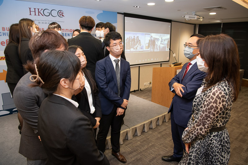 HKGCC CEO George Leung chats with students at the competition.